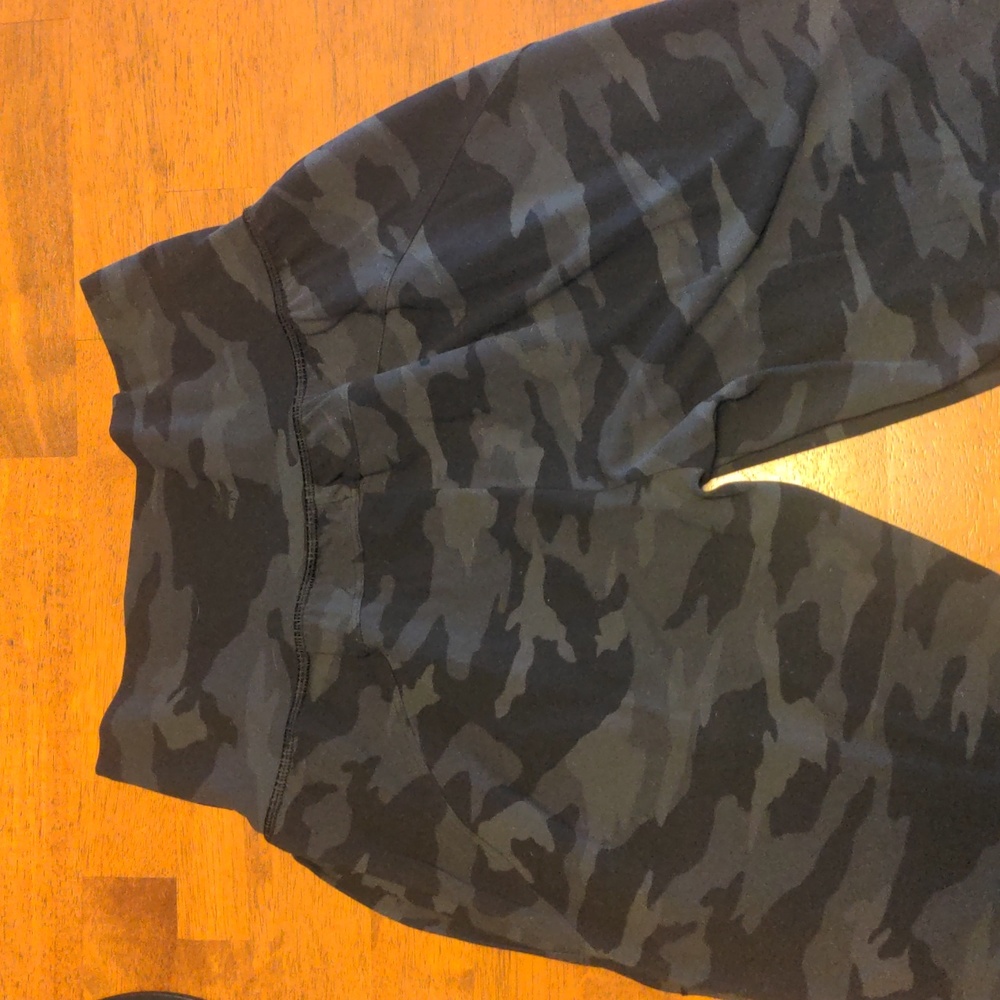 Athleta Salutation Black and Grey Camo Jogger Cropped Yoga pant - Picture 4 of 6
